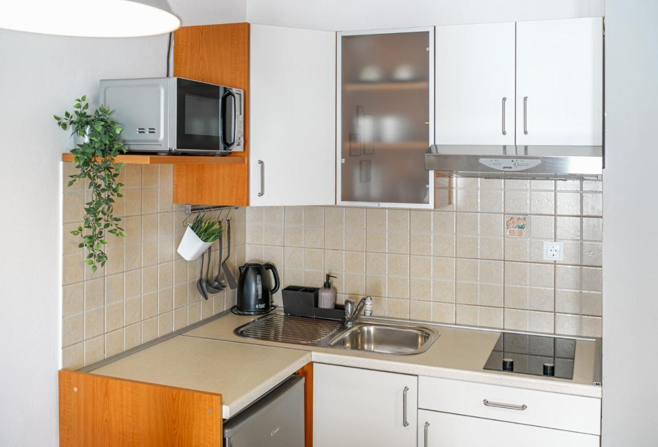 Family Petrov Apartments Vodice Bagian luar foto