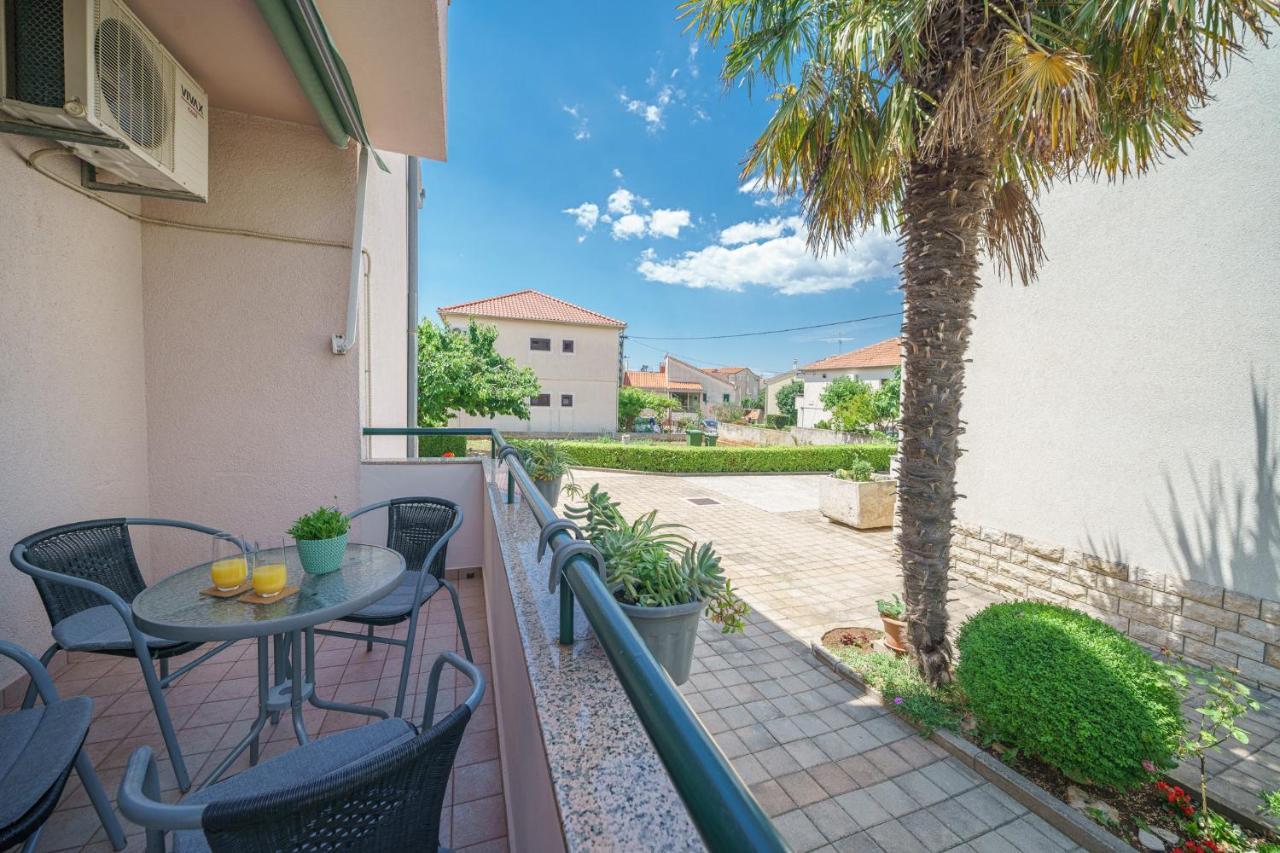 Family Petrov Apartments Vodice Bagian luar foto