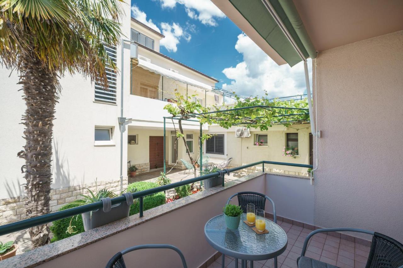 Family Petrov Apartments Vodice Bagian luar foto