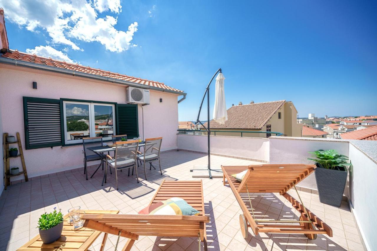 Family Petrov Apartments Vodice Bagian luar foto