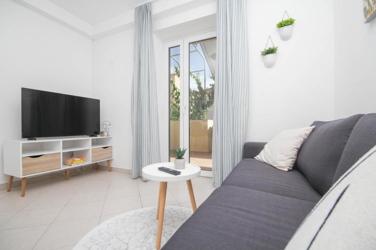 Family Petrov Apartments Vodice Bagian luar foto