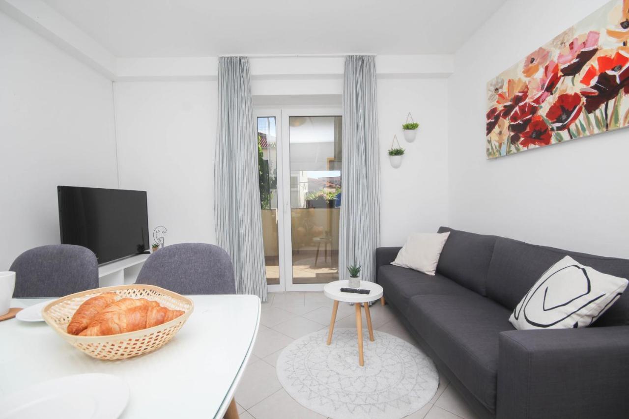 Family Petrov Apartments Vodice Bagian luar foto