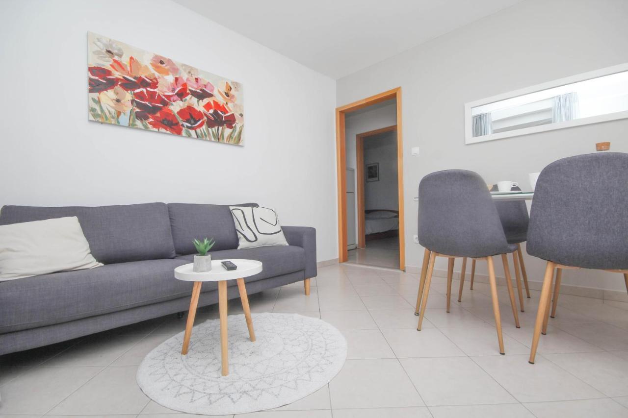 Family Petrov Apartments Vodice Bagian luar foto