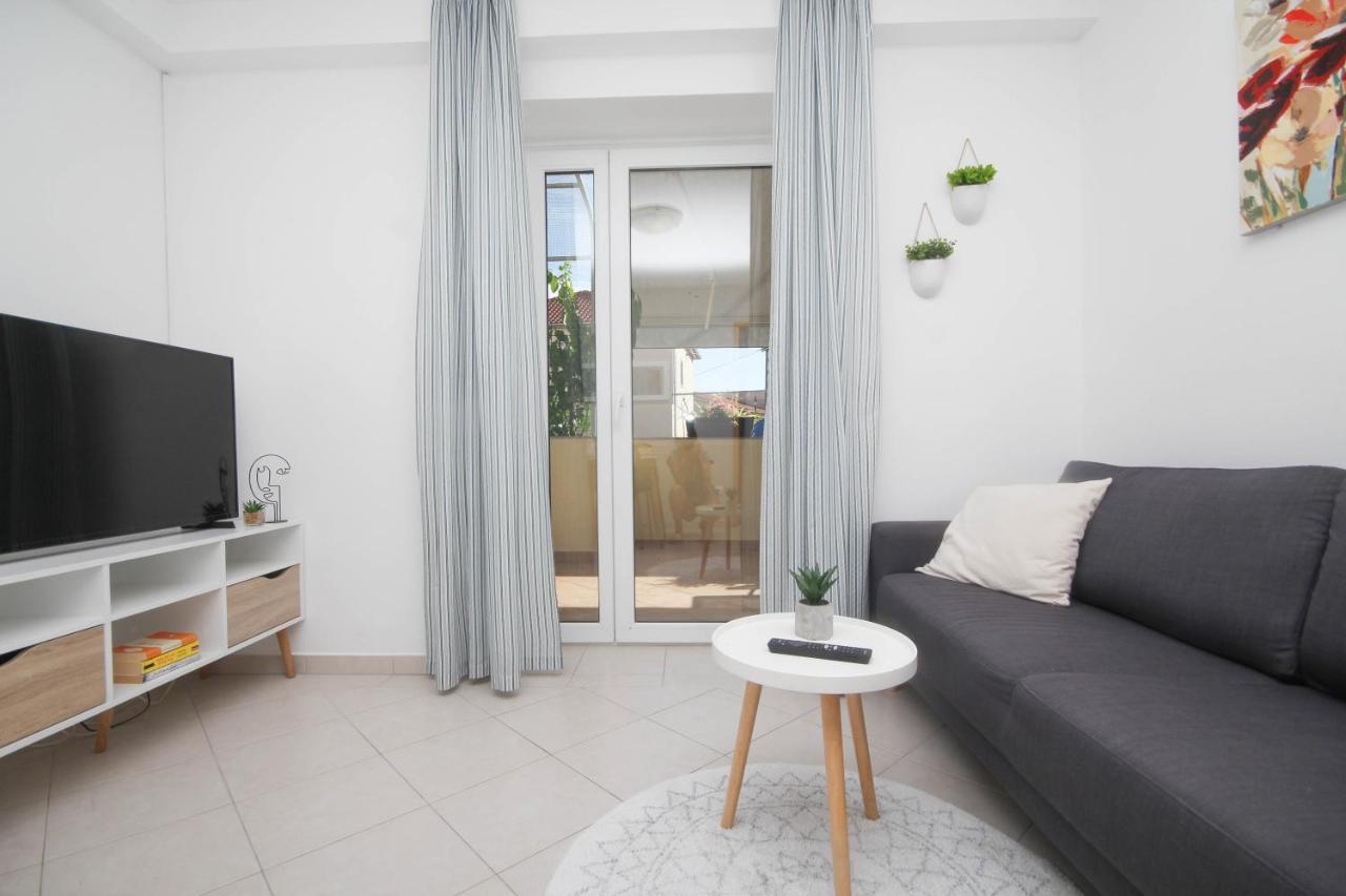 Family Petrov Apartments Vodice Bagian luar foto