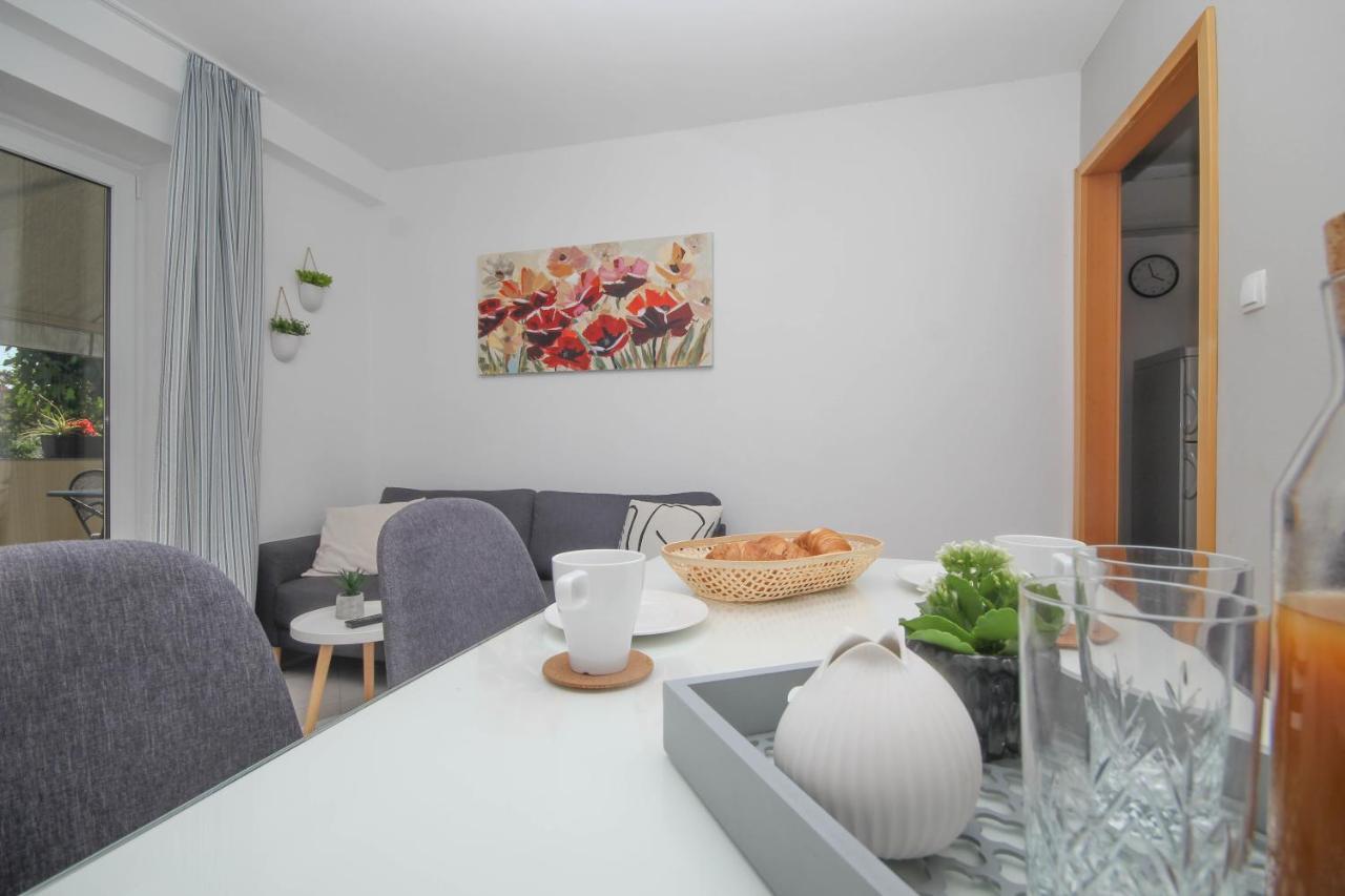 Family Petrov Apartments Vodice Bagian luar foto