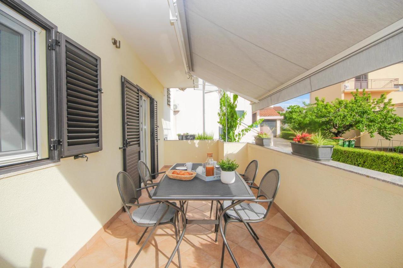 Family Petrov Apartments Vodice Bagian luar foto