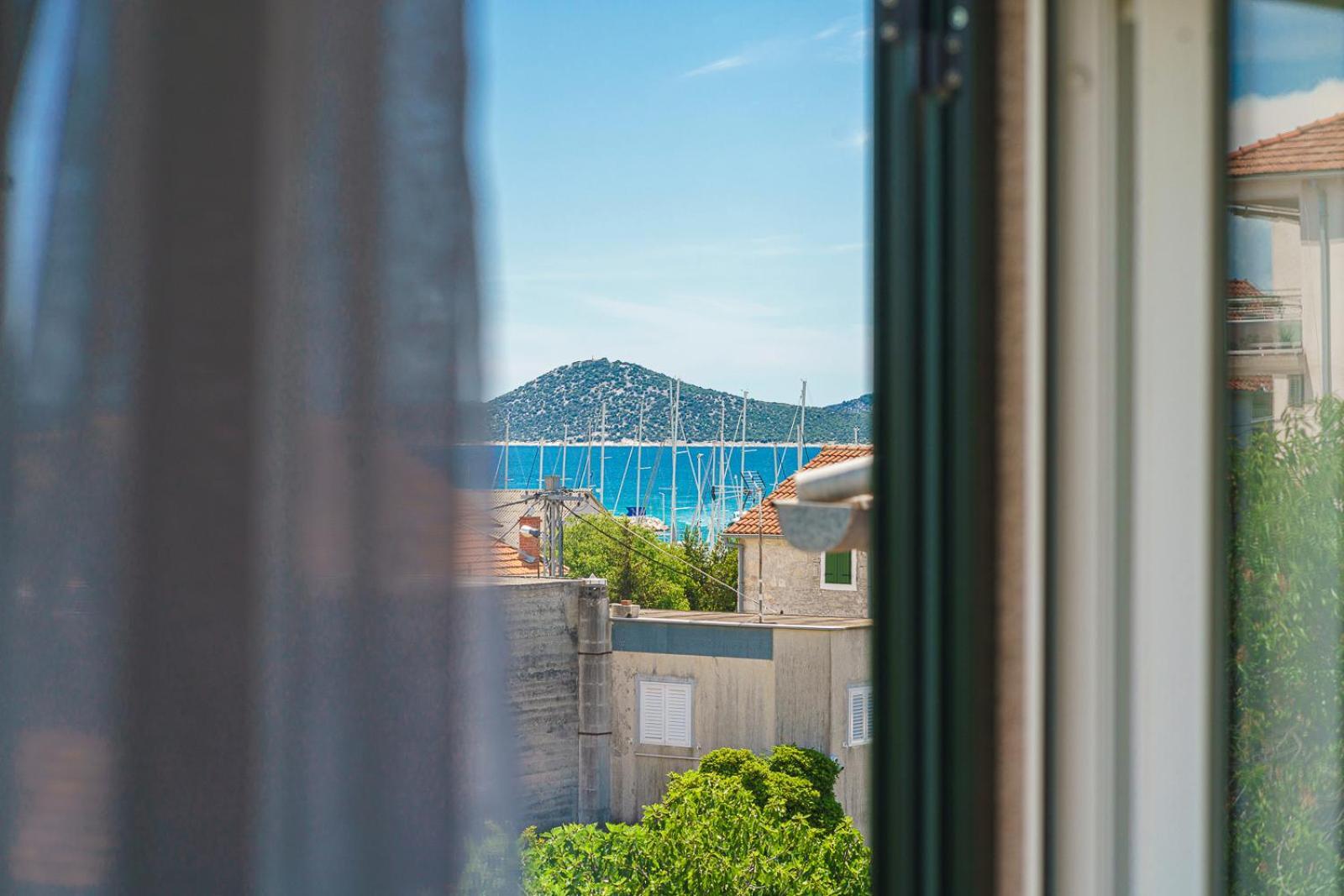 Family Petrov Apartments Vodice Bagian luar foto