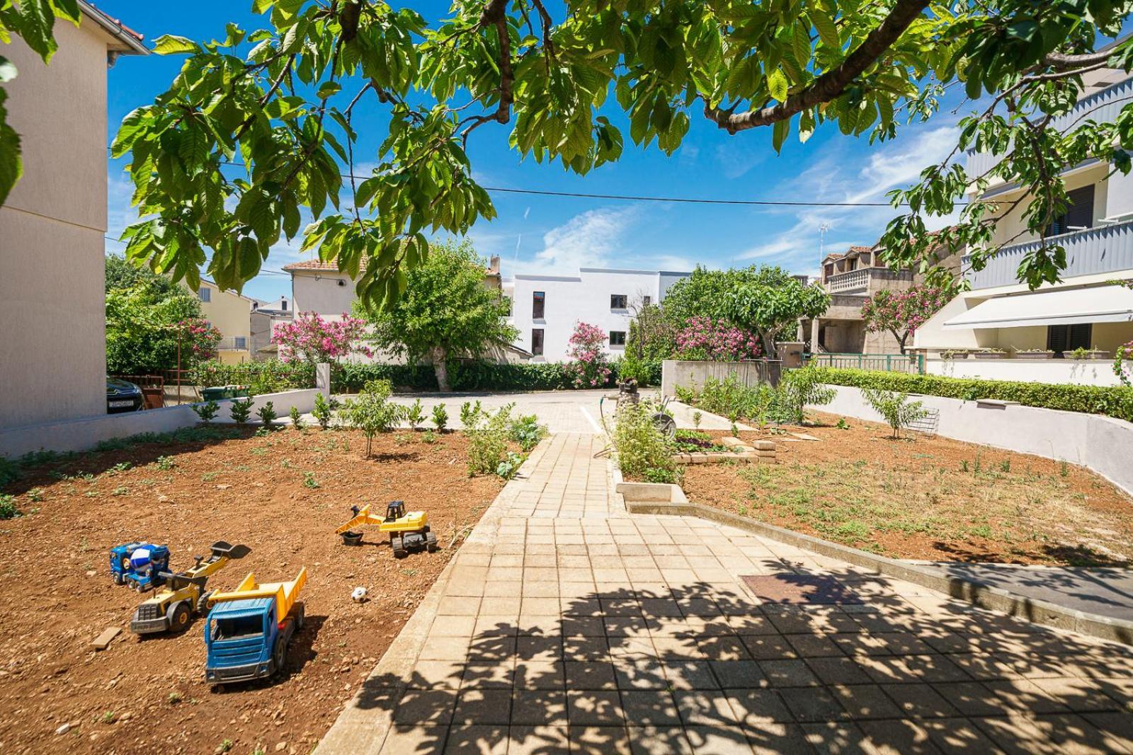 Family Petrov Apartments Vodice Bagian luar foto