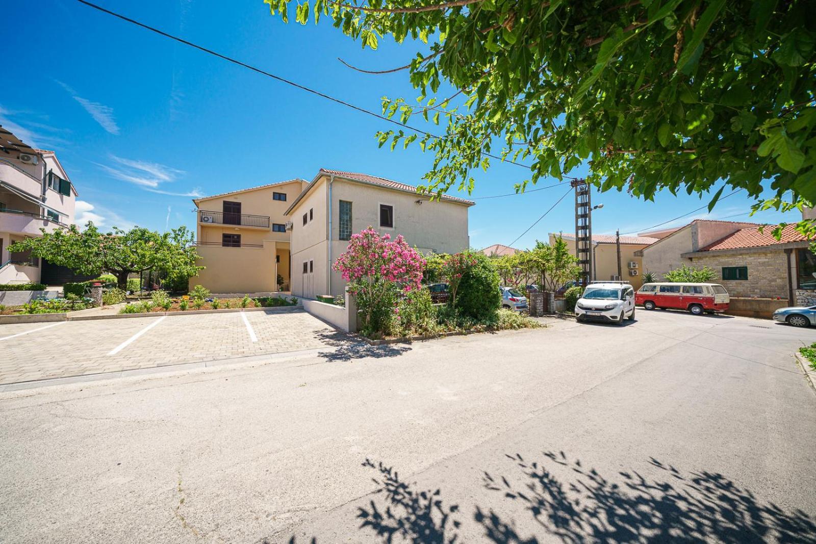 Family Petrov Apartments Vodice Bagian luar foto