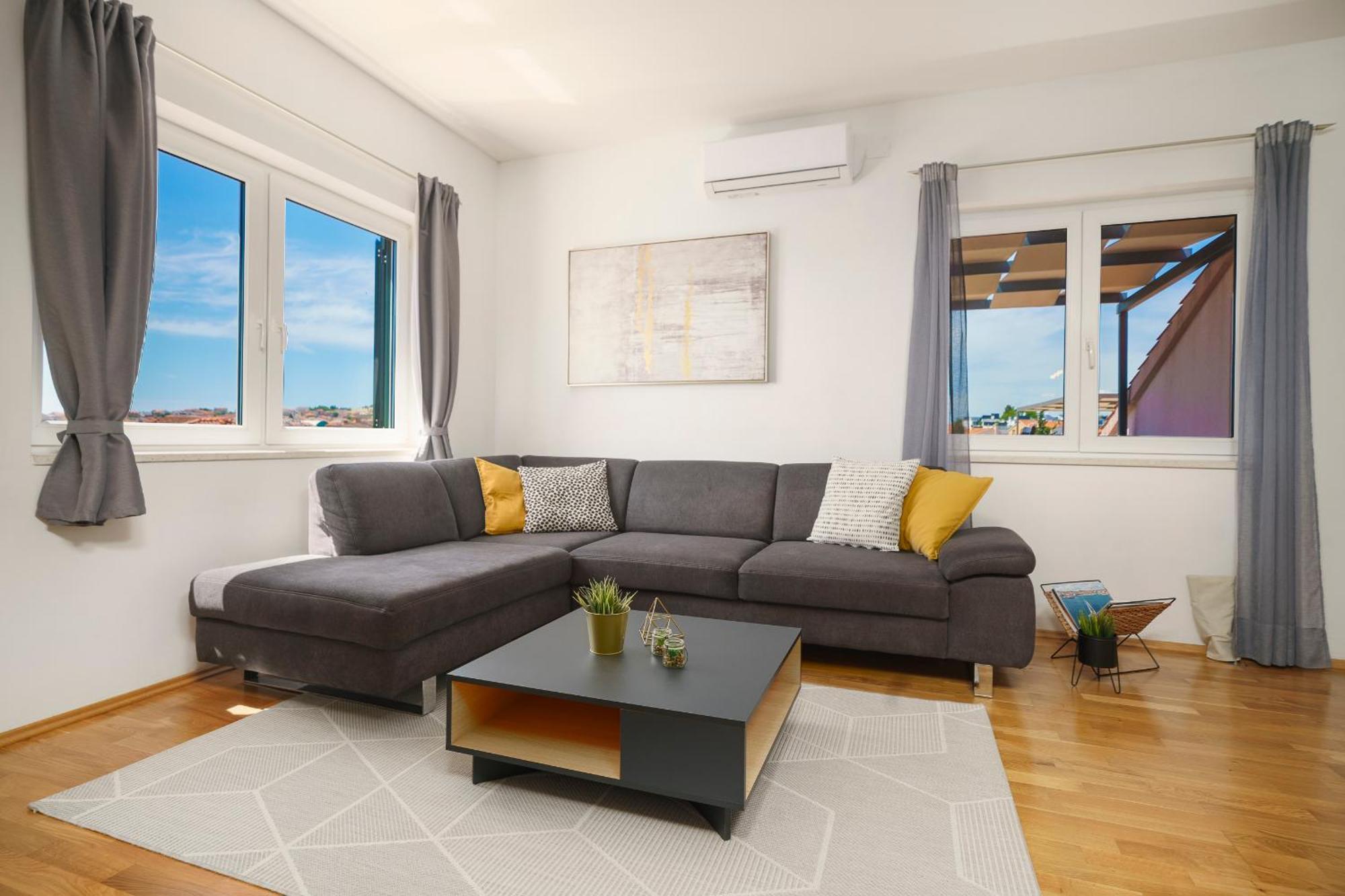 Family Petrov Apartments Vodice Bagian luar foto