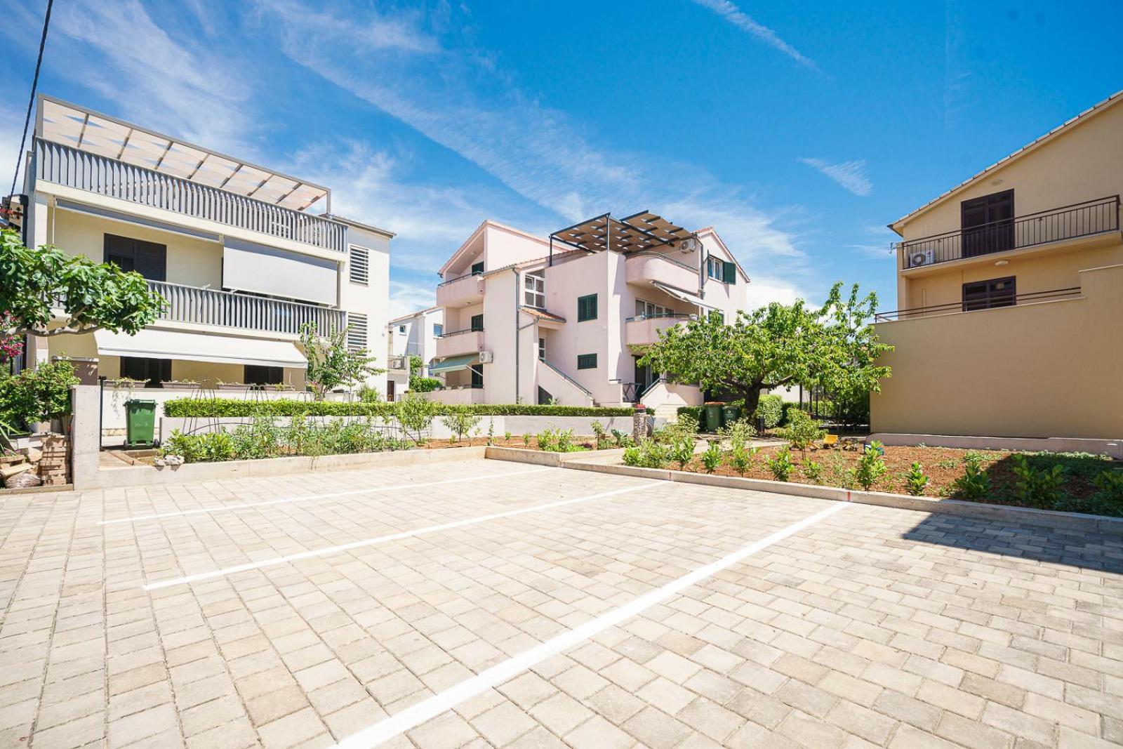 Family Petrov Apartments Vodice Bagian luar foto