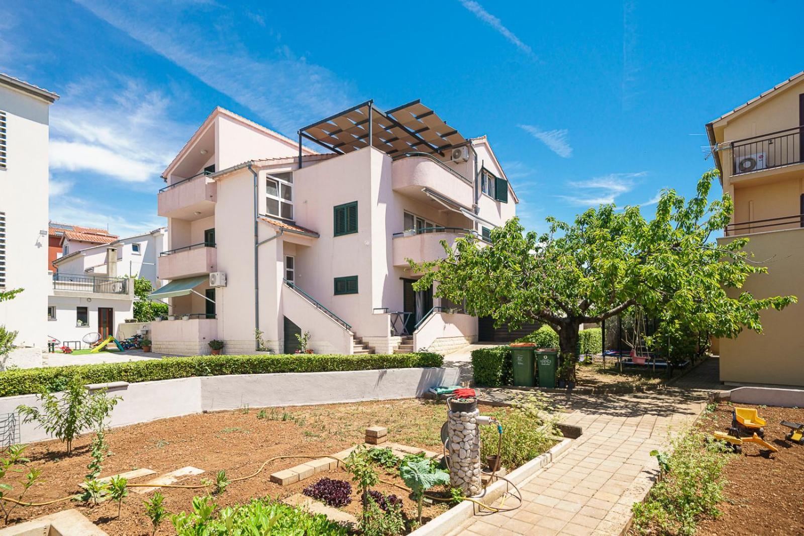 Family Petrov Apartments Vodice Bagian luar foto