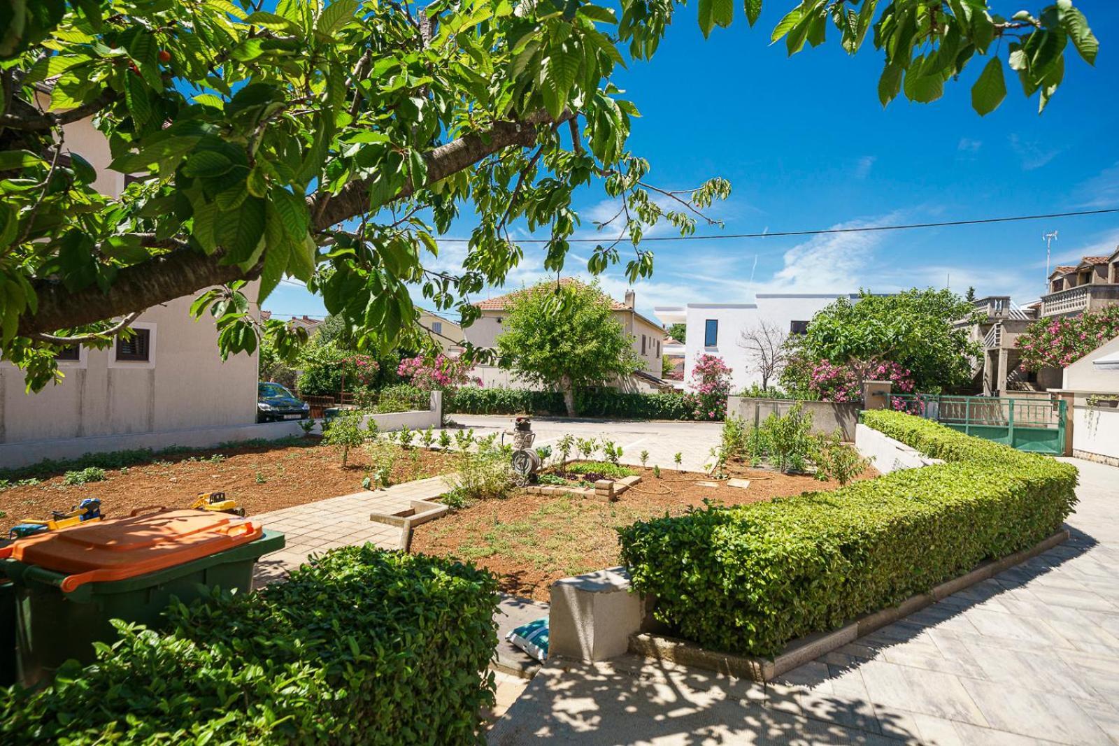 Family Petrov Apartments Vodice Bagian luar foto