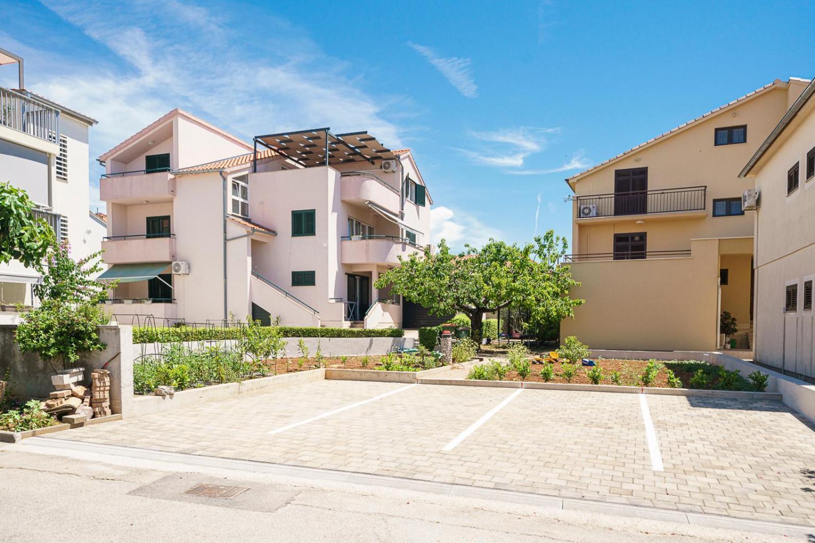 Family Petrov Apartments Vodice Bagian luar foto