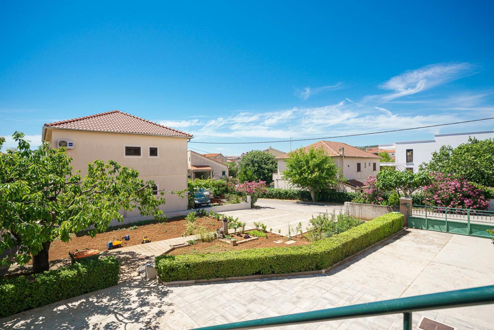 Family Petrov Apartments Vodice Bagian luar foto
