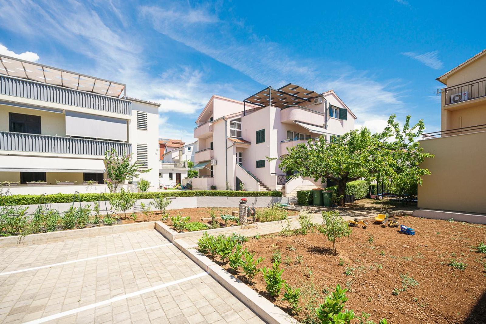 Family Petrov Apartments Vodice Bagian luar foto